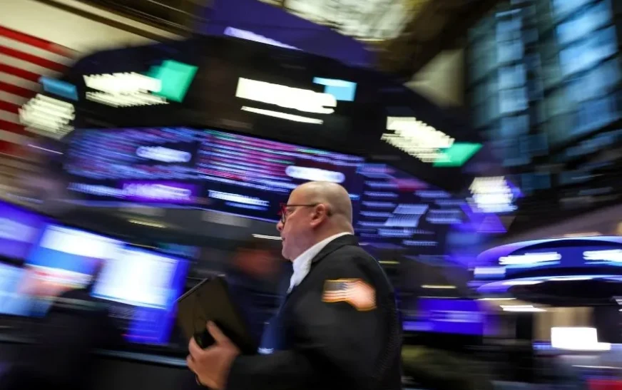 Bolsas de NY fecham em alta, com avanço de petroleiras e ações de defesa por Venezuela