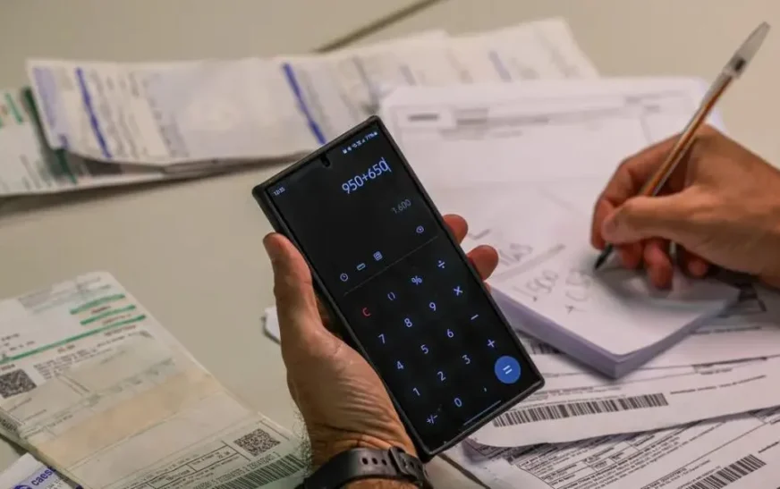 Brasileiros fecham 2025 mais endividados, apesar de alívio pontual no fim do ano