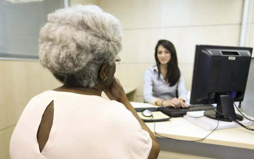 Caderneta da Pessoa Idosa tem nova versão com serviços sobre saúde mental e prevenção à violência — Agência Gov