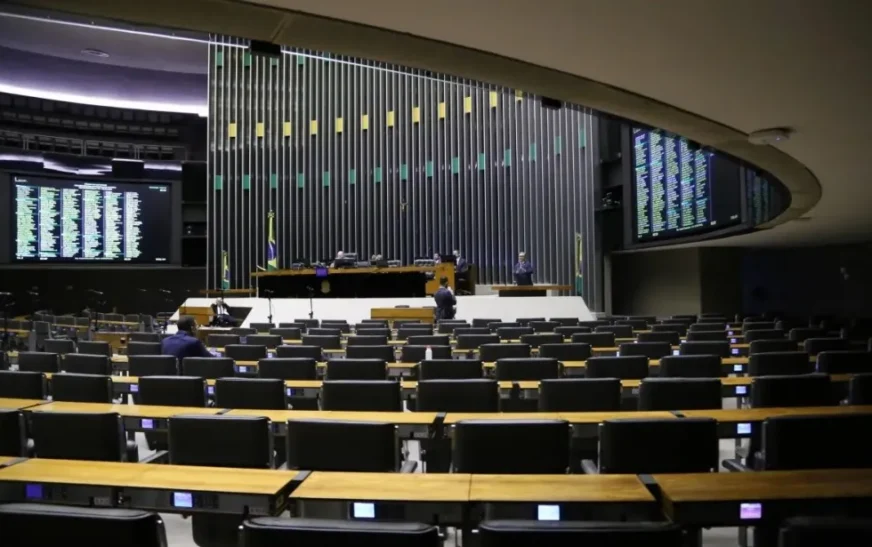 Câmara começa o ano sob pressão com MPs prestes a vencer e pauta travada
