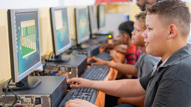 Escolas Conectadas se aproxima da meta de universalização com internet em 68,4% das instituições — Agência Gov