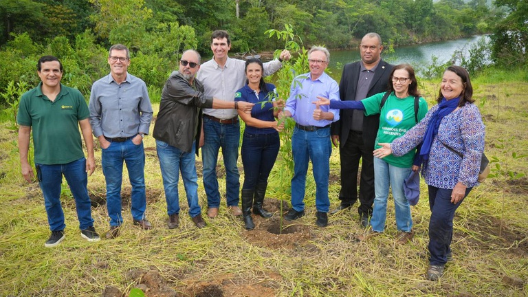 Governos do Brasil e do DF iniciam plantio de mudas nativas na Serrinha do Paranoá — Agência Gov
