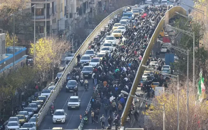 Irã vive dia mais sangrento desde início dos protestos e impõe apagão nacional da internet