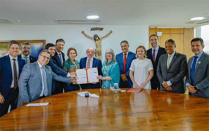 Lula assina MP com aumento de 5,4% no piso do magistério, que volta a ter ganho real em 2026 — Agência Gov