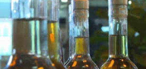 Polícia faz operação em adega suspeita de vender bebida adulterada