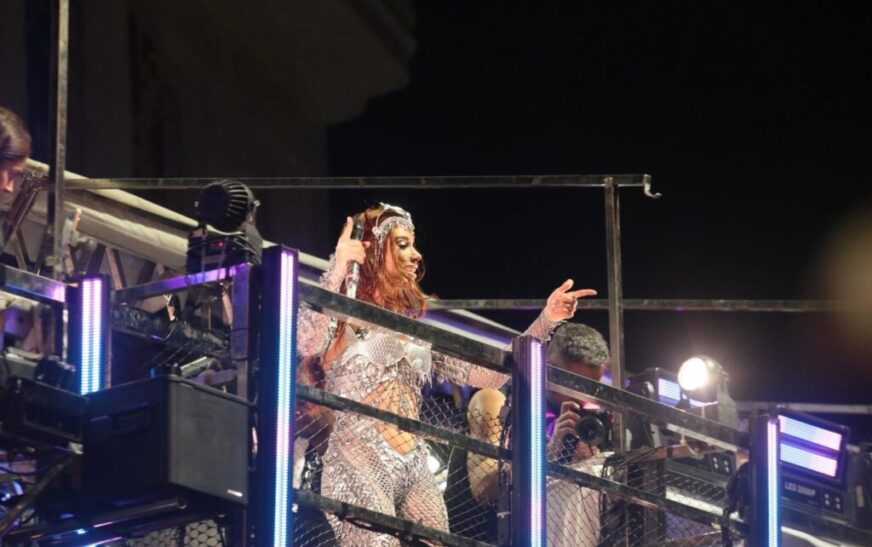 Anitta leva fãs ao delírio no Circuito Barra / Ondina