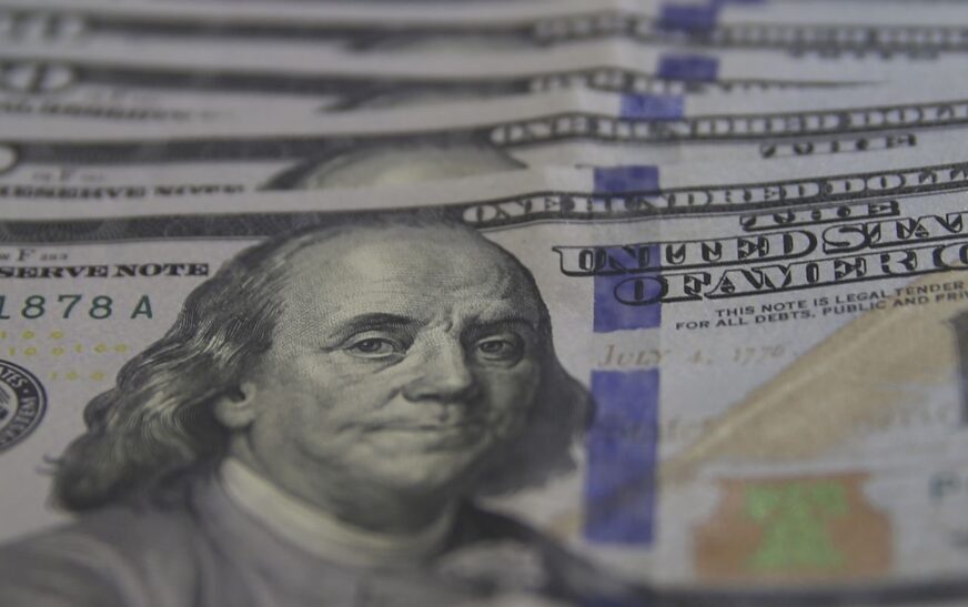 Dólar cai para R$ 5,03 com alívio geopolítico e foco nos EUA
