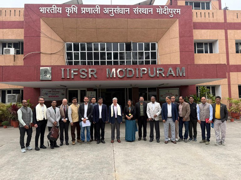 Paulo Teixeira conhece trabalho de pesquisa em bioinsumos e agroecologia na Índia — Agência Gov