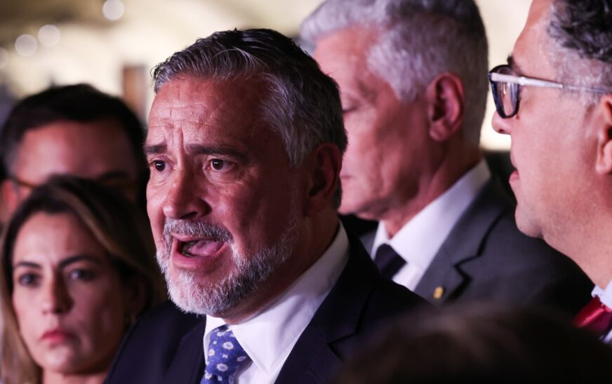 Base do governo pede indiciamento de Bolsonaro na CPMI do INSS