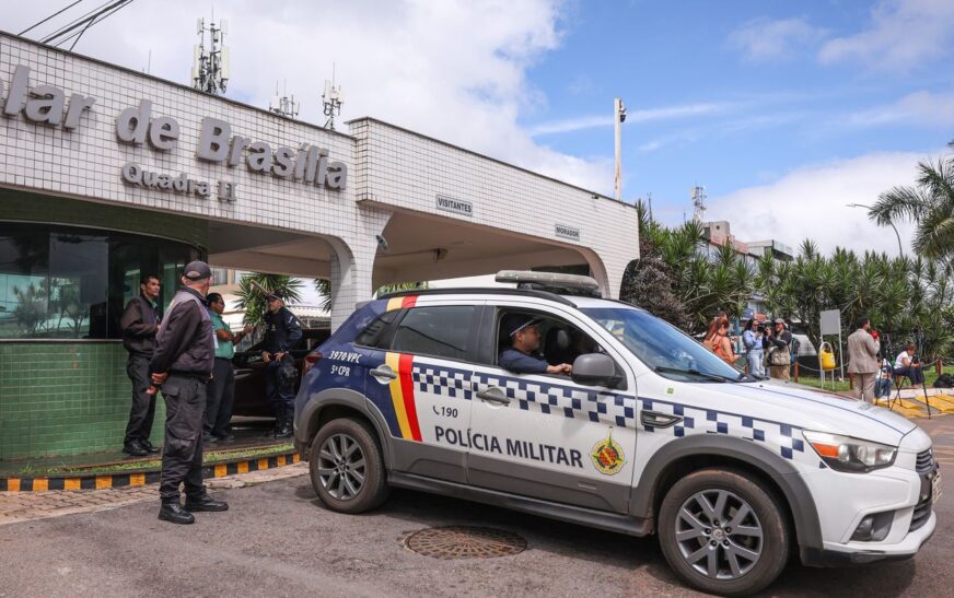Bolsonaro recebe alta e chega em casa para cumprir prisão domiciliar
