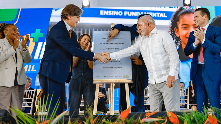 Brasil supera 99 mil escolas públicas com internet e avança para universalizar conectividade até o fim do ano — Agência Gov