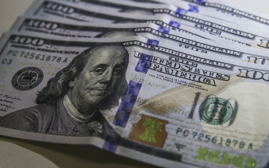 Dólar fecha abaixo de R$ 4,90 pela primeira vez em 28 meses