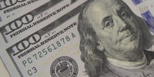 Dólar fecha em R$ 5,28 com preocupações sobre Oriente Médio