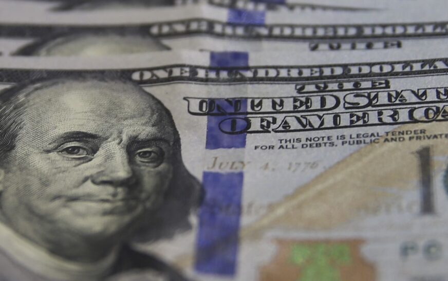 Dólar supera R$ 5,20, e bolsa cai com expectativa por juros nos EUA