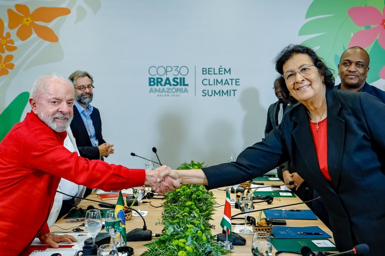 Lula conversa por telefone com a presidenta do Suriname, Jennifer Geerlings-Simons — Agência Gov