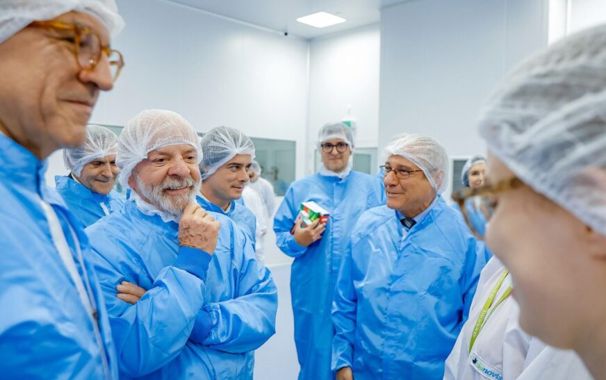 Lula visita fábrica que fornece 19 milhões de produtos ao SUS