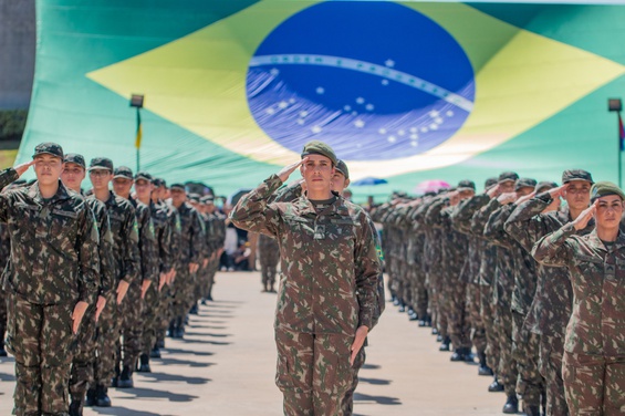 Ministro da Defesa prestigia as primeiras mulheres no serviço militar inicial — Agência Gov