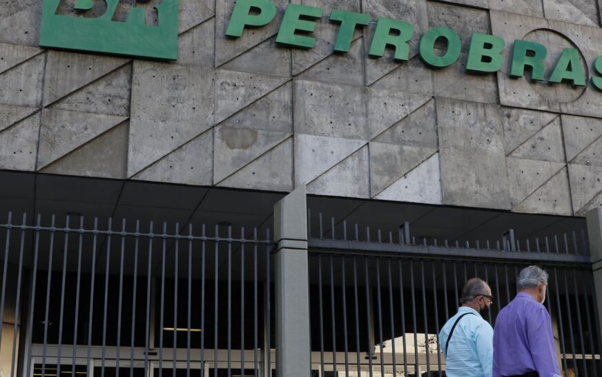 Com alívio da guerra, Petrobras reduz preço do querosene de aviação