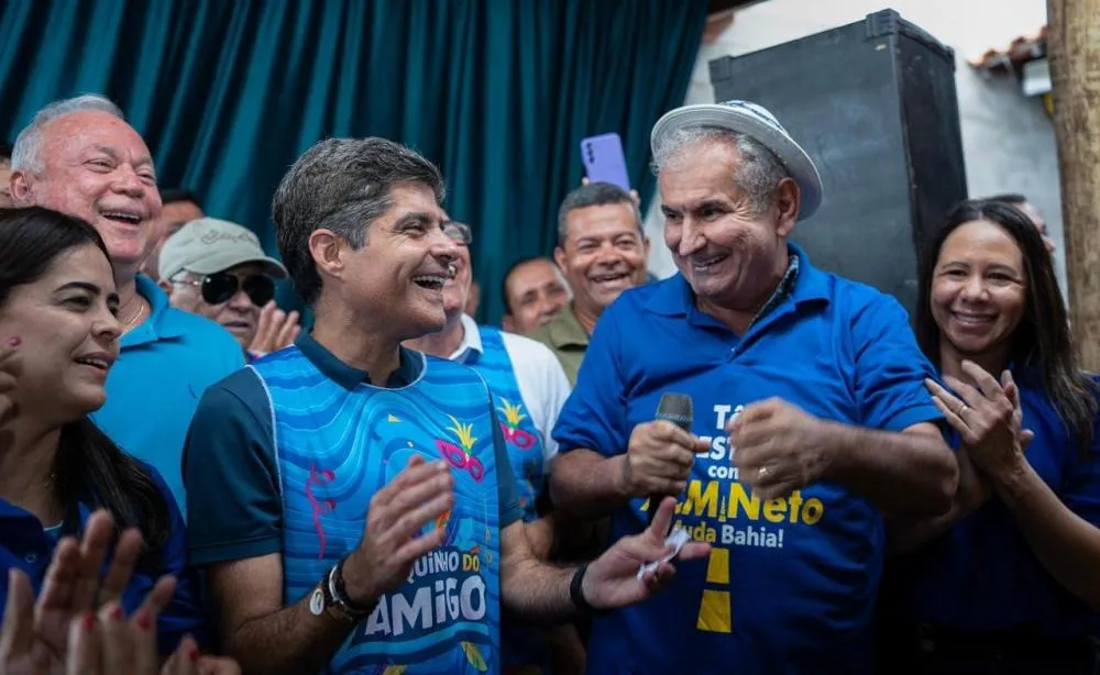 ACM Neto intensifica agenda no interior da Bahia e reúne Angelo Coronel e aliados em evento tradicional em Pé de Serra