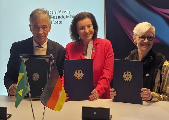 Brasil e Alemanha assinam acordo para satélite que rastreia gases de efeito estufa — Agência Gov