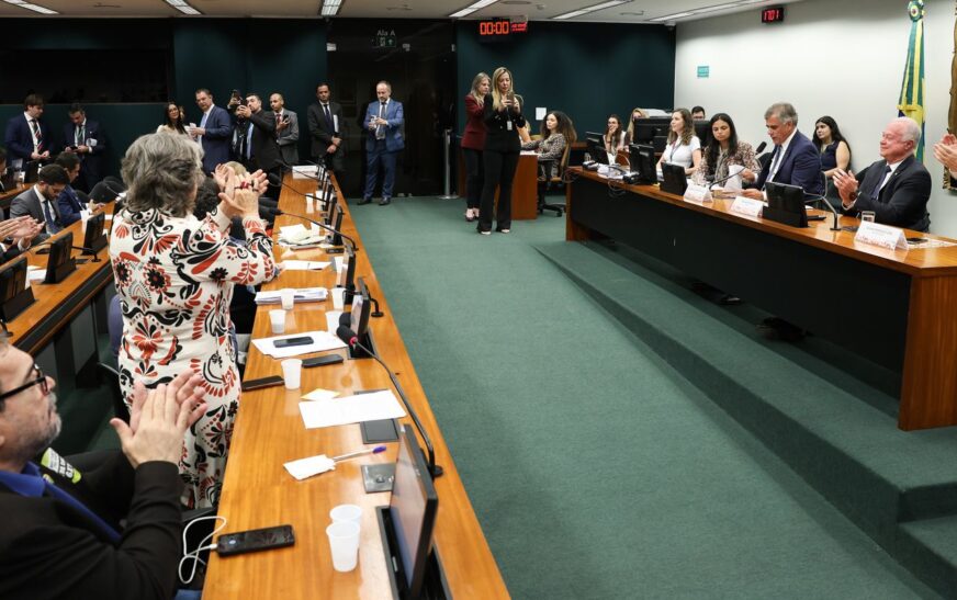 CCJ aprova admissibilidade de propostas que acabam com escala 6×1