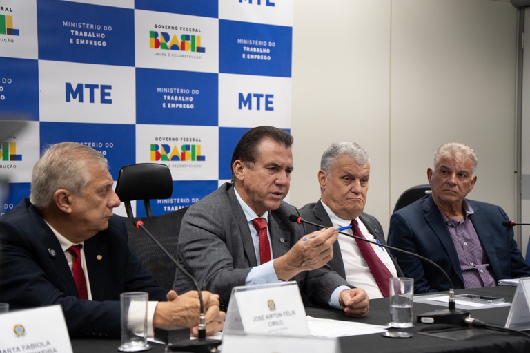 Governo discute linha de crédito para taxistas trocarem de carros, diz Luiz Marinho — Agência Gov