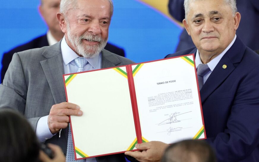 José Guimarães assume ministério e fala em “derrotar o fascismo”