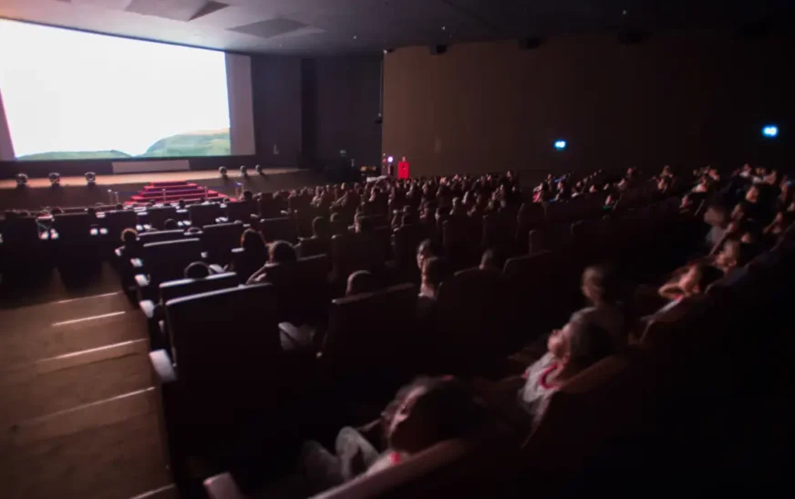 Lançadas iniciativas para ampliar e melhorar a acessibilidade nas salas de cinema — Agência Gov