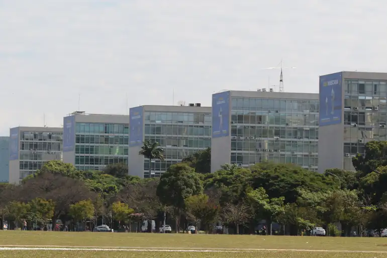 Lula assina medida que insere mais terceirizados da União na jornada de 40 horas semanais — Agência Gov
