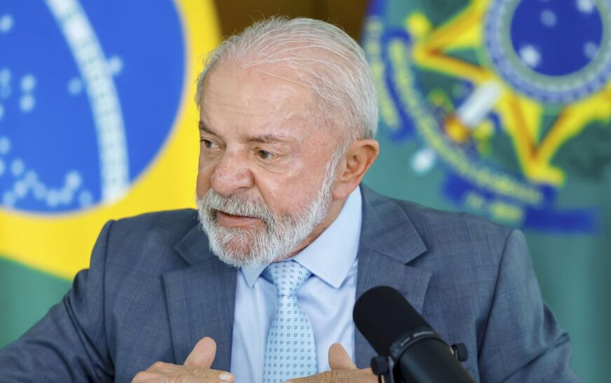 Lula afirma que mundo não dá direito a Trump ameaçar um país
