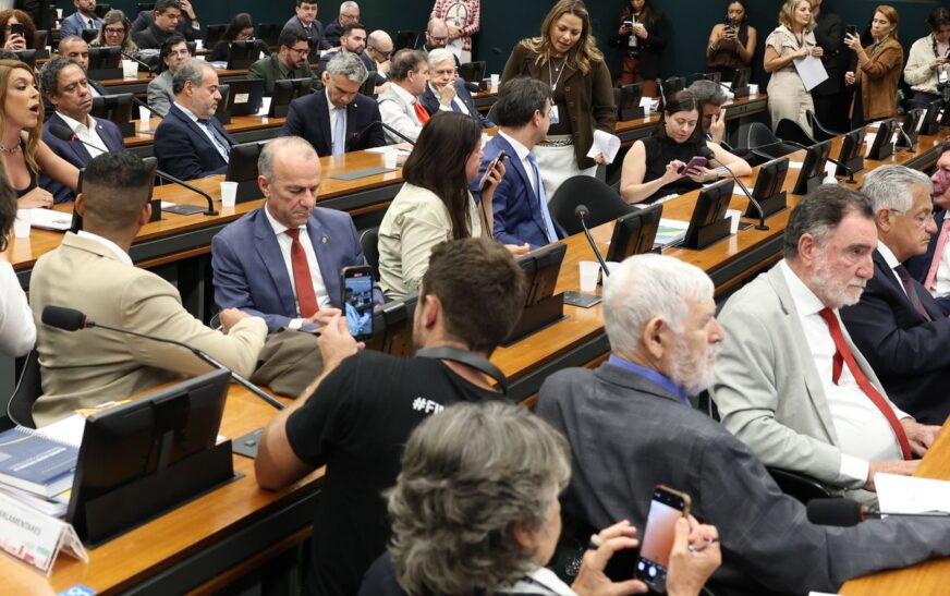 Pedido de vista adia votação da PEC do fim da 6×1 na CCJ da Câmara