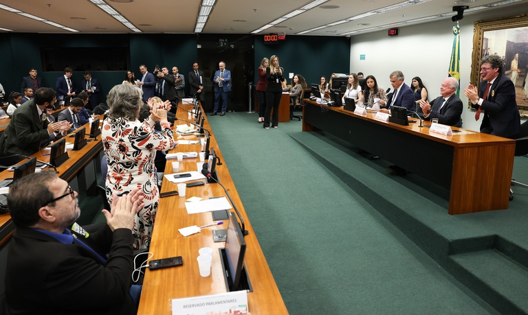 Redução da jornada de trabalho avança no Congresso sob perspectiva de direitos humanos — Agência Gov