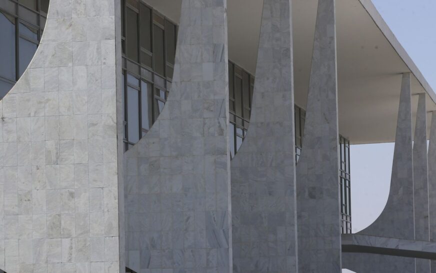 Terceirizados do governo têm redução de jornada e auxílio para creche