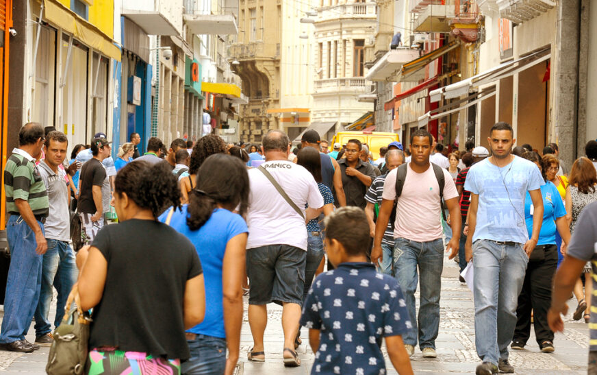 82% das pessoas acima de 14 anos no Brasil têm algum rendimento; 11% recebem programas sociais — Agência Gov