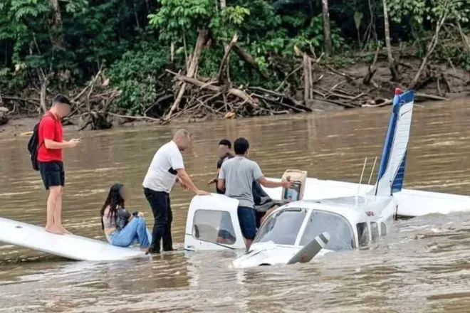 Avião faz pouso de emergência em rio no Acre e sete pessoas sobrevivem