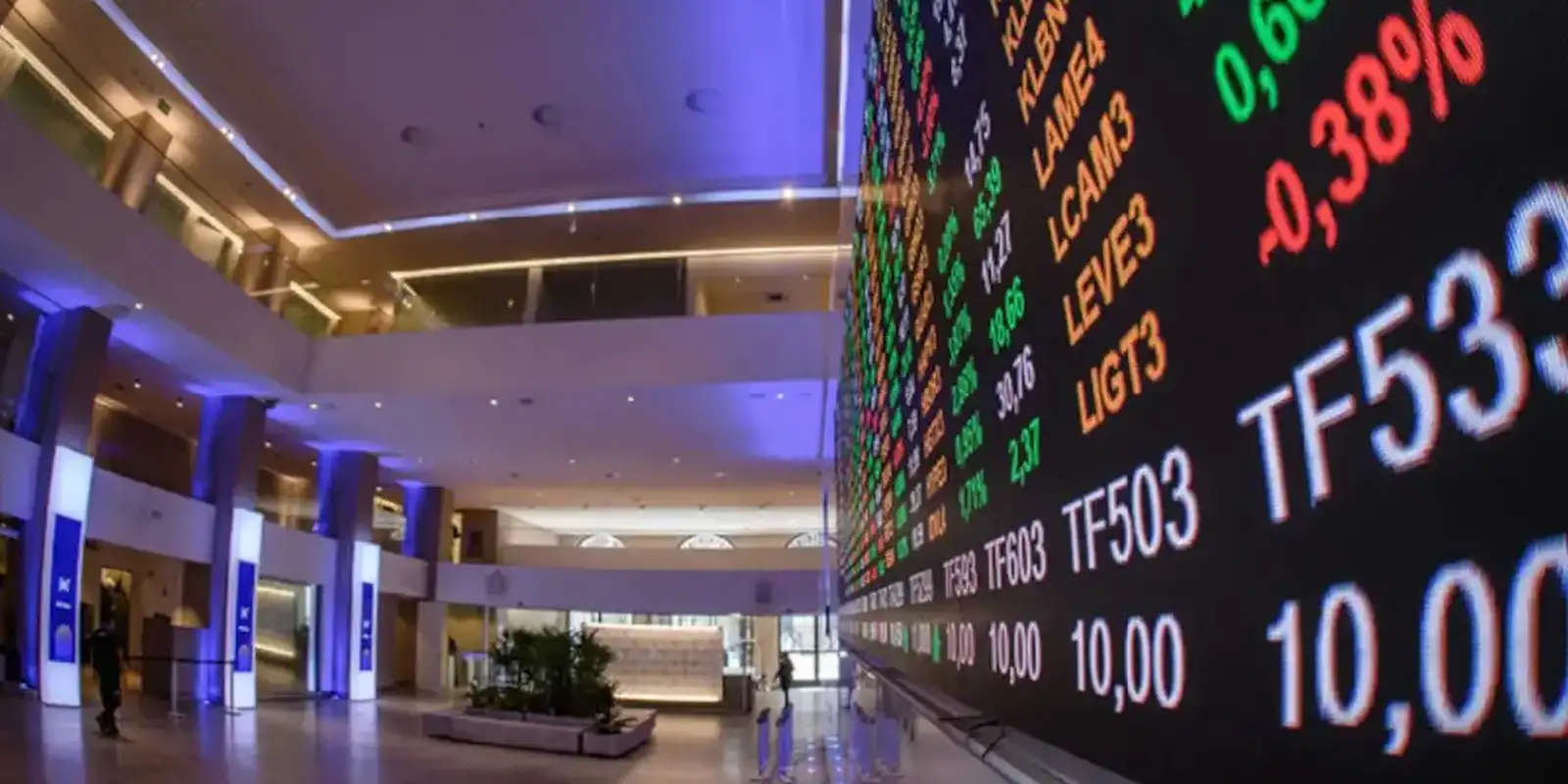 Bolsa cai mais de 2% e atinge menor nível desde o fim de março