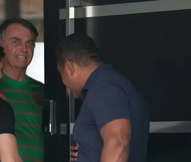Bolsonaro segue com limitações no ombro, dizem médicos