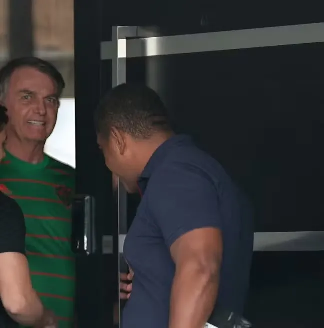 Bolsonaro segue com limitações no ombro, dizem médicos