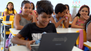 Brasil ultrapassa 100 mil escolas públicas com internet gratuita e de qualidade — Agência Gov