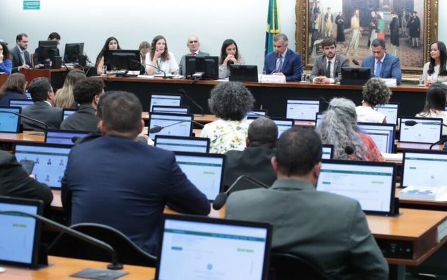 CCJ da Câmara adia análise de PEC sobre redução da maioridade penal