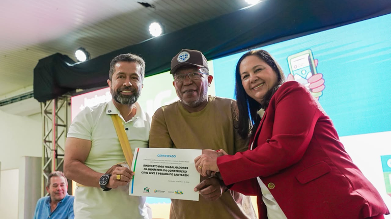 Comunidades ribeirinhas do Pará recebem computadores para qualificação profissional e acesso à internet — Agência Gov