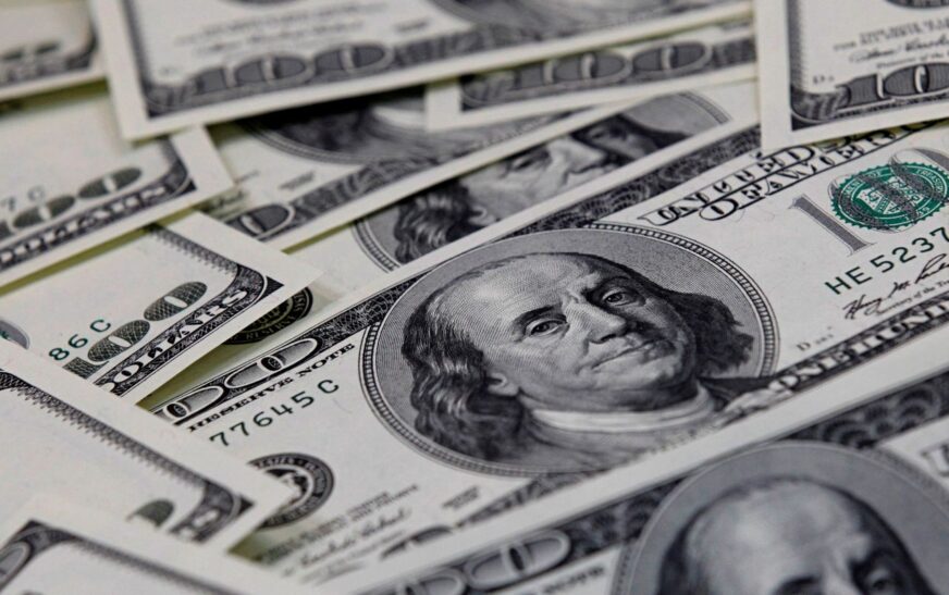 Dólar cai para R$ 4,98, e bolsa sobe em dia de alívio