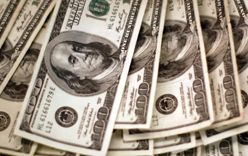 Dólar cai para R$ 5 e bolsa sobe com alívio no Oriente Médio