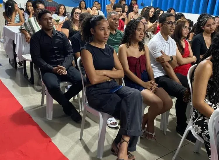 Estudantes de colégio estadual em Juazeiro lançam livro de poemas com histórias e memórias pessoais