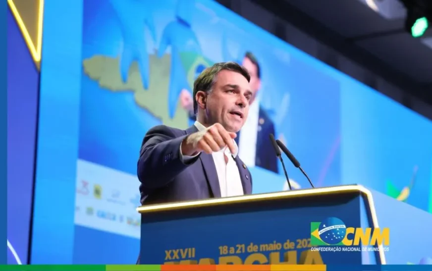 Flávio Bolsonaro é aplaudido e recebe apoio de prefeitos durante Marcha em Brasília