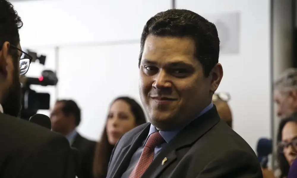 Flávio Dino suspende ação sobre suposta rachadinha envolvendo Davi Alcolumbre