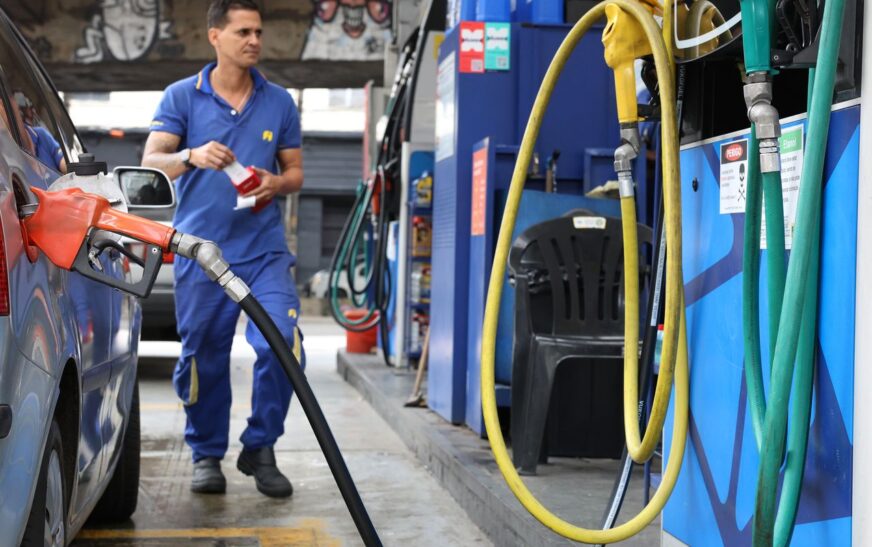 Governo fixa subvenção à gasolina em R$ 0,44 por litro