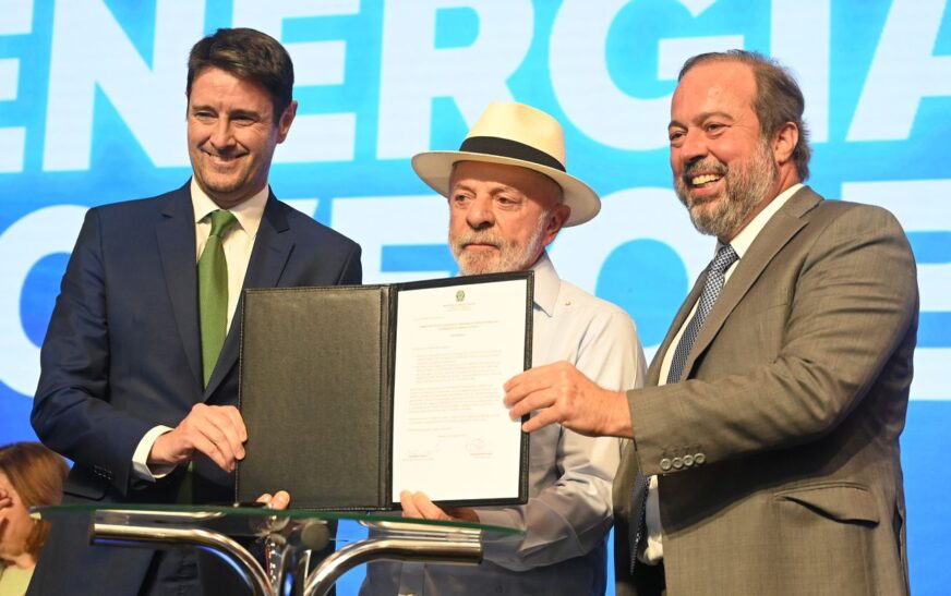 Governo renova contratos com distribuidoras de energia em 13 estados