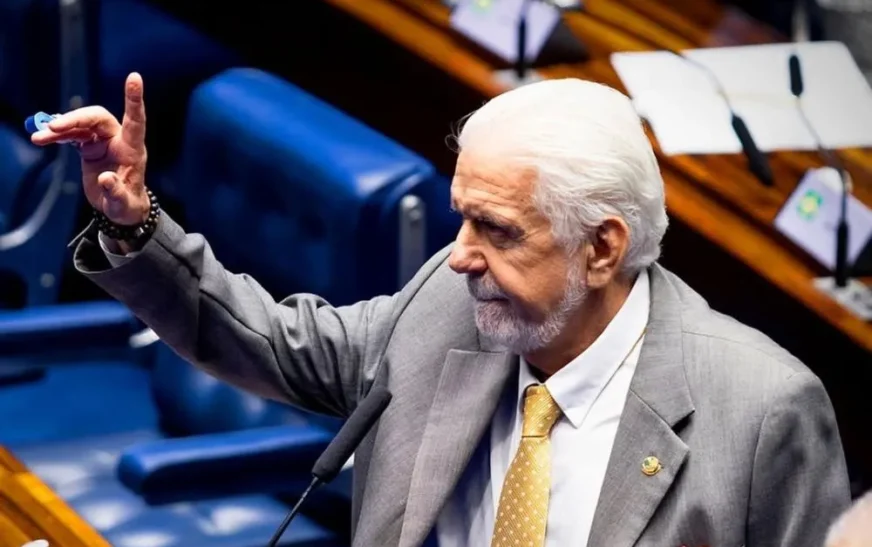 Jaques Wagner ironiza encontro de Flávio com Trump e diz que crise com Vorcaro pesa mais