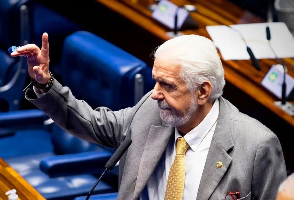 Jaques Wagner ironiza encontro de Flávio com Trump e diz que crise com Vorcaro pesa mais